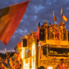 La carroza de Orgullo de Pueblo vuelve a la calles.
