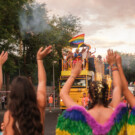 La carroza de Orgullo de Pueblo vuelve a la calles.