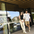 Ricky Merino y Gerard Mínguez posan para Shangay en Ocean Drive Madrid. Foto: Salva Musté. [Gerard lleva camiseta de <a href="https://shop.mango.com/es/es" target="_blank" rel="noopener">Mango</a>, pantalón <a href="https://www.antonymorato.com/es/ropa.html?gad_campaignid=804345111&gad_source=1&gbraid=0AAAAADMNm8m4RncNJzAl-IMrp7MdIW2gV&gclid=Cj0KCQjwuvrBBhDcARIsAKRrkjfBATLo7mIJQv6Sx0Yjh4sFwqdWkB9cc0dYeu2AXcs_ORl1ZuhhL7IaAhokEALw_wcB&https%3A%2F%2Fservedby.flashtalking.com%2Fclick%2F1%2F124488%3B4561013%3B50126%3B211%3B0%2F%3Furl=" target="_blank" rel="noopener">Antony Morato</a> y deportivas <a href="https://www.calzadosvictoria.com/es_ES/home" target="_blank" rel="noopener">Victoria</a>; Ricky lleva camisa <a href="https://www.antonymorato.com/es/ropa.html?gad_campaignid=804345111&gad_source=1&gbraid=0AAAAADMNm8m4RncNJzAl-IMrp7MdIW2gV&gclid=Cj0KCQjwuvrBBhDcARIsAKRrkjfBATLo7mIJQv6Sx0Yjh4sFwqdWkB9cc0dYeu2AXcs_ORl1ZuhhL7IaAhokEALw_wcB&https%3A%2F%2Fservedby.flashtalking.com%2Fclick%2F1%2F124488%3B4561013%3B50126%3B211%3B0%2F%3Furl=" target="_blank" rel="noopener">Antony Morato</a>, bermuda <a href="https://shop.mango.com/es/es" target="_blank" rel="noopener">Mango</a> y sandalias <a href="https://www.birkenstock.com/es" target="_blank" rel="noopener">Birkenstock</a>]