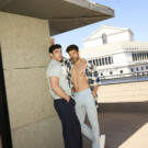 Ricky Merino y Gerard Mínguez posan para Shangay en Ocean Drive Madrid. Foto: Salva Musté. [Gerard lleva polo de <a href="https://www.zara.com/es/" target="_blank" rel="noopener">Zara</a>, pantalones <a href="https://es.dockers.com/?gad_source=1&gad_campaignid=19717559657&gclid=Cj0KCQjwuvrBBhDcARIsAKRrkjcXzql65fhdi4a06_XYuvUXe9FCg2fZPq5rpBwwoeUfOL7LYzqyqa0aAlzqEALw_wcB" target="_blank" rel="noopener">Dockers</a> y deportivas <a href="https://www.calzadosvictoria.com/es_ES/home" target="_blank" rel="noopener">Victoria</a>; Ricky lleva camisa de <a href="https://shop.mango.com/es/es" target="_blank" rel="noopener">Mango</a>, pantalones <a href="https://www.antonymorato.com/es/ropa.html?gad_campaignid=804345111&gad_source=1&gbraid=0AAAAADMNm8m4RncNJzAl-IMrp7MdIW2gV&gclid=Cj0KCQjwuvrBBhDcARIsAKRrkjfBATLo7mIJQv6Sx0Yjh4sFwqdWkB9cc0dYeu2AXcs_ORl1ZuhhL7IaAhokEALw_wcB&https%3A%2F%2Fservedby.flashtalking.com%2Fclick%2F1%2F124488%3B4561013%3B50126%3B211%3B0%2F%3Furl=" target="_blank" rel="noopener">Antony Morato</a> y deportivas <a href="https://www.bostonwear.com/es/" target="_blank" rel="noopener">Boston</a>].