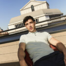Gerard Mínguez posa para Shangay en Ocean Drive Madrid. Foto: Salva Musté. [Gerard lleva polo de <a href="https://www.zara.com/es/" target="_blank" rel="noopener">Zara</a>, pantalones <a href="https://es.dockers.com/?gad_source=1&gad_campaignid=19717559657&gclid=Cj0KCQjwuvrBBhDcARIsAKRrkjcXzql65fhdi4a06_XYuvUXe9FCg2fZPq5rpBwwoeUfOL7LYzqyqa0aAlzqEALw_wcB" target="_blank" rel="noopener">Dockers</a> y deportivas <a href="https://www.calzadosvictoria.com/es_ES/home" target="_blank" rel="noopener">Victoria</a>]