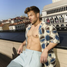 Ricky Merino posa para Shangay en Ocean Drive Madrid. Foto: Salva Musté. [Lleva camisa de <a href="https://shop.mango.com/es/es" target="_blank" rel="noopener">Mango</a>, pantalones <a href="https://www.antonymorato.com/es/ropa.html?gad_campaignid=804345111&gad_source=1&gbraid=0AAAAADMNm8m4RncNJzAl-IMrp7MdIW2gV&gclid=Cj0KCQjwuvrBBhDcARIsAKRrkjfBATLo7mIJQv6Sx0Yjh4sFwqdWkB9cc0dYeu2AXcs_ORl1ZuhhL7IaAhokEALw_wcB&https%3A%2F%2Fservedby.flashtalking.com%2Fclick%2F1%2F124488%3B4561013%3B50126%3B211%3B0%2F%3Furl=" target="_blank" rel="noopener">Antony Morato</a> y deportivas <a href="https://www.bostonwear.com/es/" target="_blank" rel="noopener">Boston</a>].