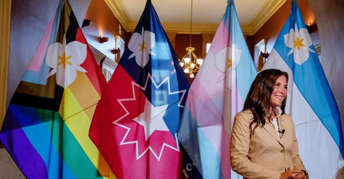 Erin Mendenhall, alcaldesa de Salt Lake City, junto a las nuevas banderas oficiales de la ciudad