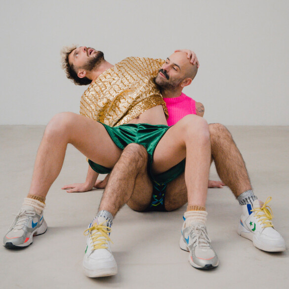Del chemsex al poliamor, pasando por Camela: así es el amor queer (en plena mutación) de ‘Escarabajo ciervo’