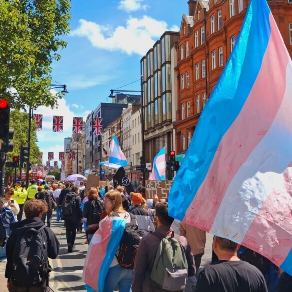 Mujeres trans protestan en topless frente a la casa del primer ministro británico
