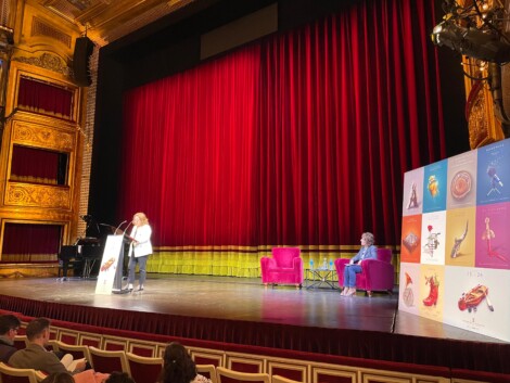 Isamay Benavente, de pie, directora del Teatro de La Zarzuela, y Paz Santa Cecilia, directora del INAEM.