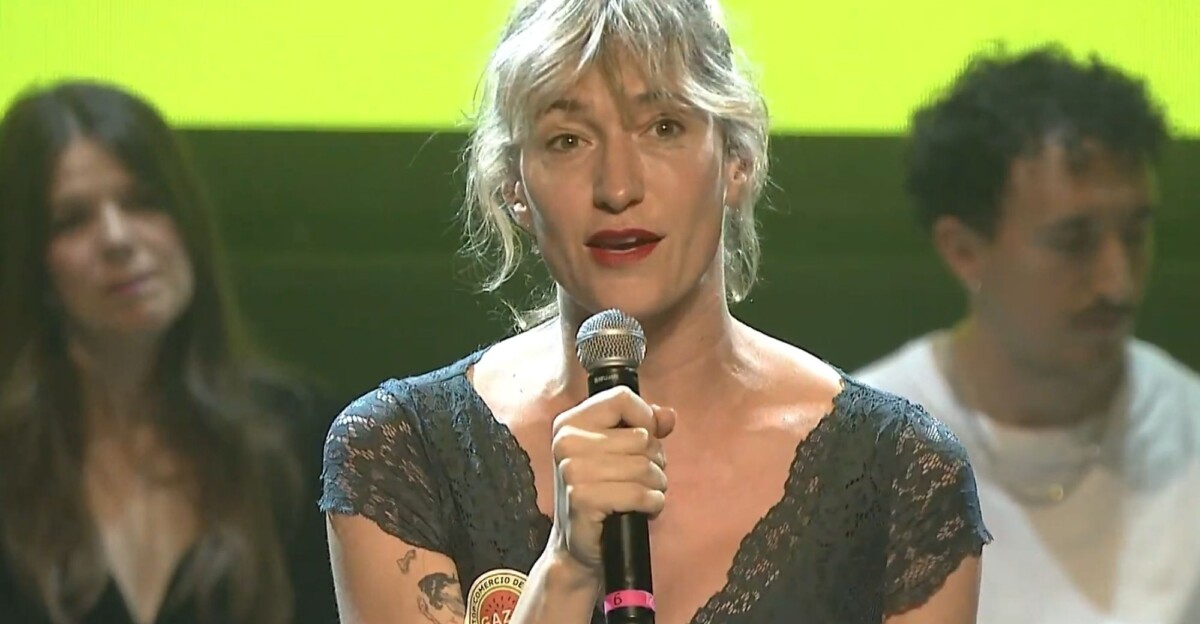 Abril Zamora recoge el Premio Taules 2025 de la AAPV