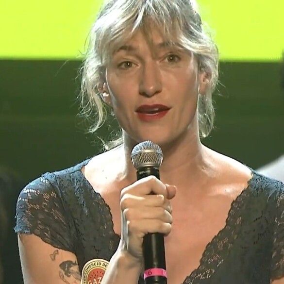 Abril Zamora reivindica la representación LGTBIQ+ en su emotivo discurso en los premios AAPV