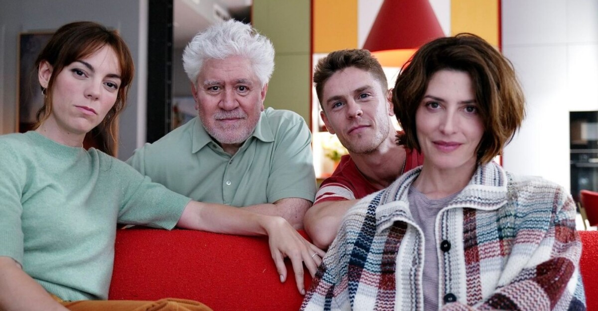 Vicky Luengo, Pedro Almodóvar, Patrick Criado y Bárbara Lennie en el rodaje de 'Amarga Navidad'