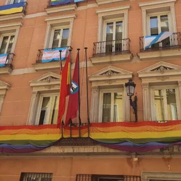 La justicia madrileña anula la sentencia que impedía colgar banderas LGTBIQ+ en el edificio de grupos del Ayuntamiento de Madrid