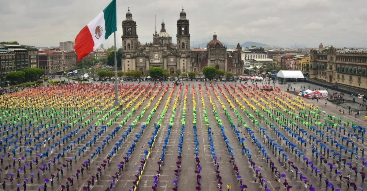 Miles de personas forman una bandera LGTBIQ+ monumental en el Zócalo de CDMX