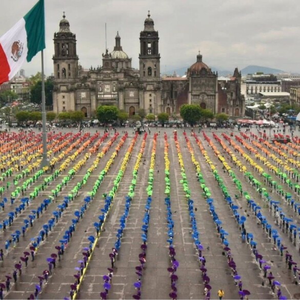 Miles de personas se reúnen en CDMX para crear una bandera LGTBIQ+ monumental