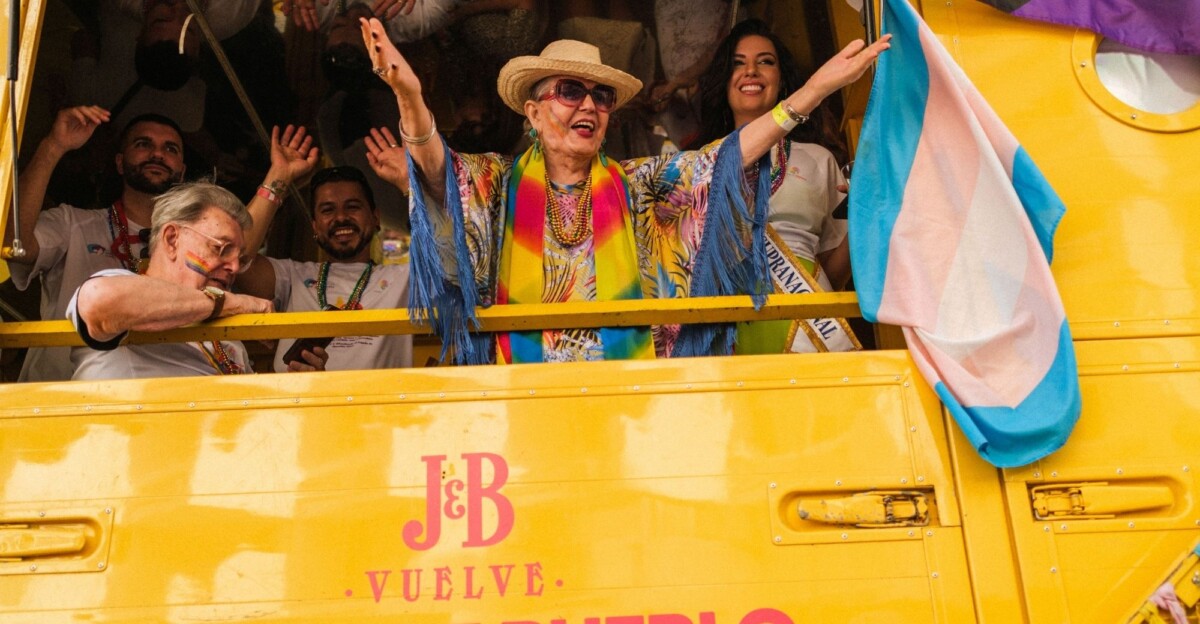 Torremolinos se rinde ante Manolita Chen en el emotivo inicio del tour J&B Orgullo de Pueblo