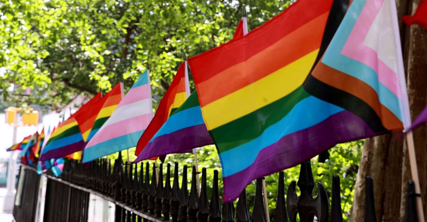 Los vecinos colocan banderas trans y del orgullo en Christopher Park