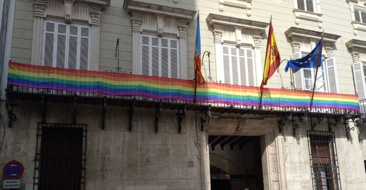 Ayuntamiento de Orihuela con la bandera del Orgullo LGTBIQ+