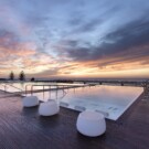 Refréscate en su piscina exterior con preciosas vistas.