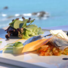 Disfruta del sabor de su mejor gastronomía como esta ensalada de caballa.