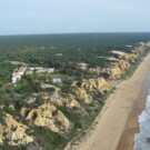 El parador se encuentra en primera línea de una enorme playa salvaje.