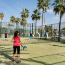 Únete a un partido de pádel por parejas y disfruta de la mañana.
