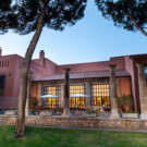 El exterior del Parador con sus bonitas columnas.
