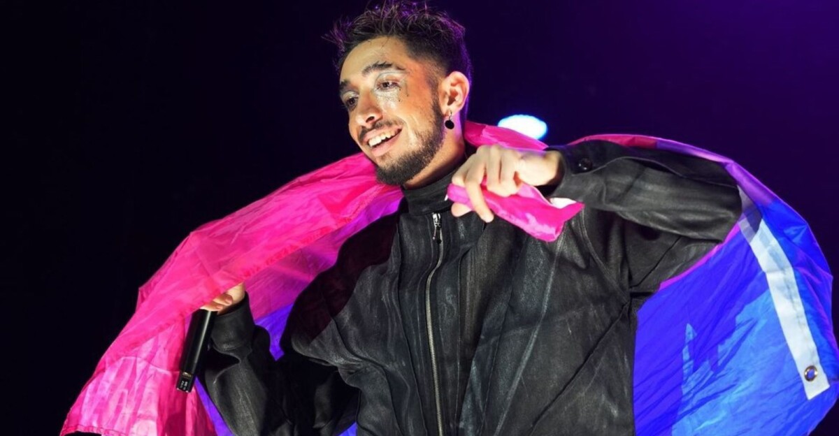 Paul Thin con la bandera bisexual.