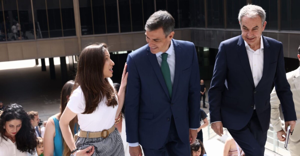 Paula Iglesias (FELGTBI+), Pedro Sánchez y José Luis Rodríguez Zapatero en el 20º aniversario del matrimonio igualitario