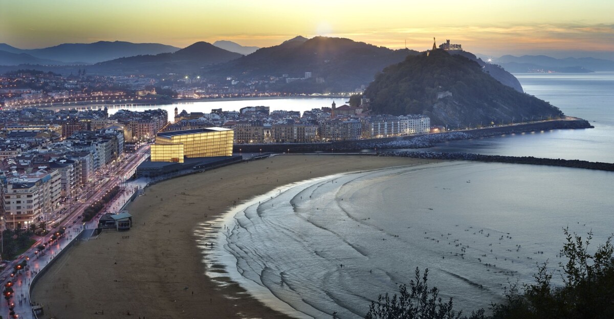 Maravillosa vista de San Sebastián, con el Kursaal iluminado. Foto: J.L. López de Zubiria-