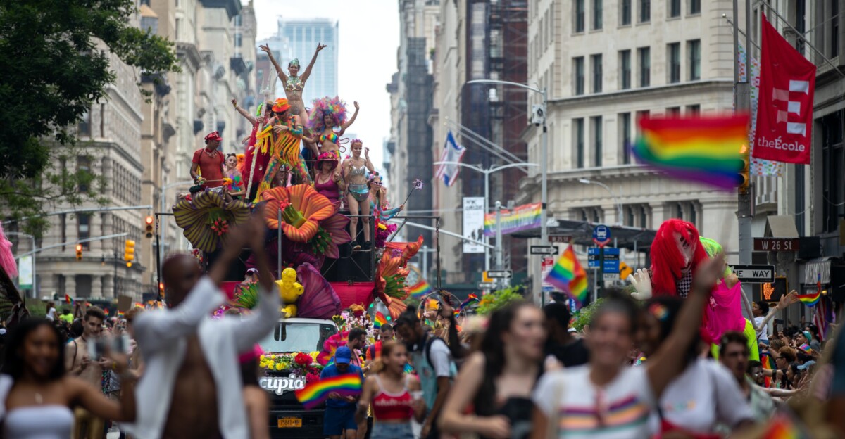 Celebra el Orgullo de Nueva York por todo lo alto.