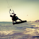 Disfruta de los deportes en las aguas de Cádiz, como en el kitesurf.