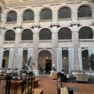 Encontrarás el claustro del antiguo monasterio de Lleida que forma parte del Parador.