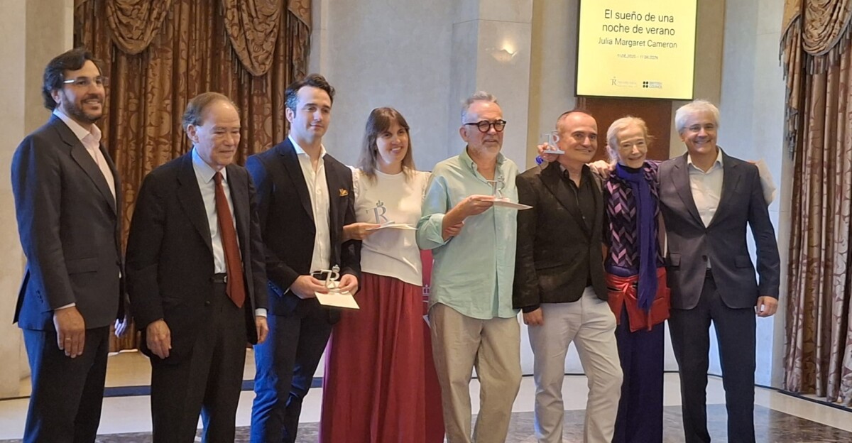 Borja Ezcurra, director adjunto del Teatro Real; Gregorio Marañon, presidente; el tenor Xabier Anduaga; la periodista de Radio Nacional Olga Baeza; Nacho Fresno, director adjunto de 'Shangay'; Joan Matabosch, director artístico del Teatro Real; Nuria Moreno Espert, productora e Ignacio García-Belenguer, director general del coliseo de ópera, tras la entrega de los galardones.