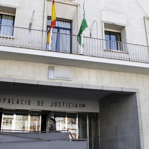 Condenan a una mujer en Huelva por insultar y agredir a su yerno trans