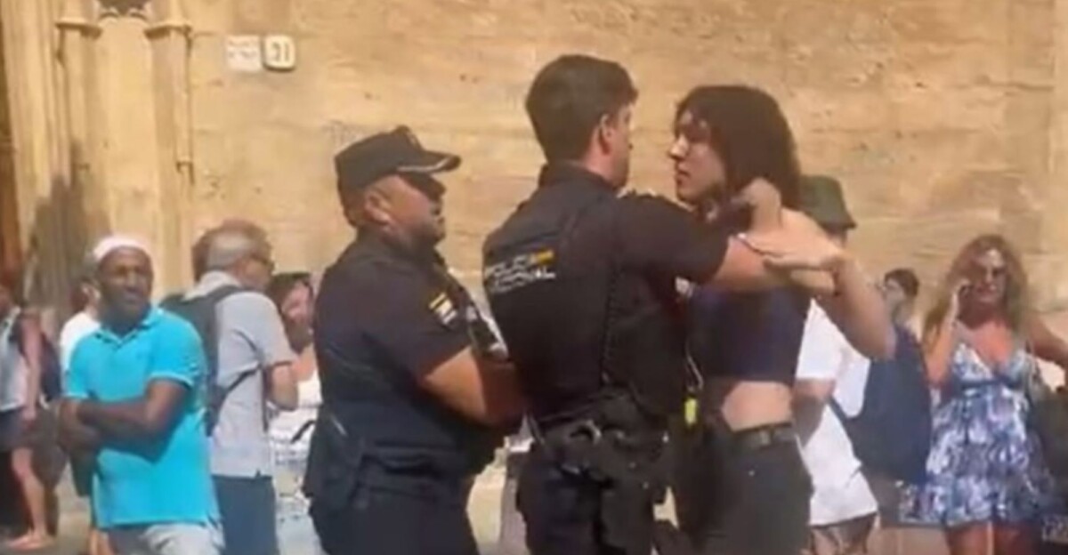 Exigen que suspendan de servicio a los policías denunciados por una agresión a una mujer trans en Mallorca