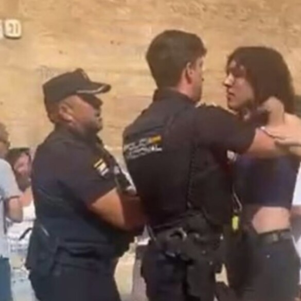 Exigen que suspendan de servicio a los policías denunciados por una agresión a una mujer trans en Mallorca