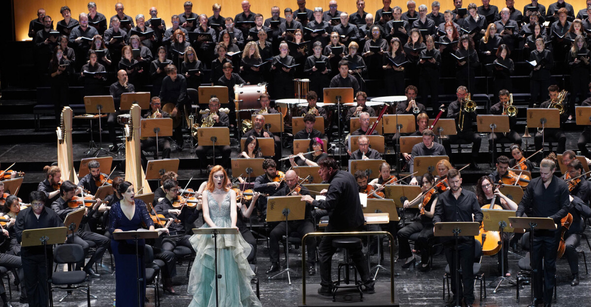 En esta obra el coro tiene un gran protagonismo y, una vez más, el Coro Titular del Teatro Real, deslumbró en una gran noche verdiana. Foto: Javier del Real.