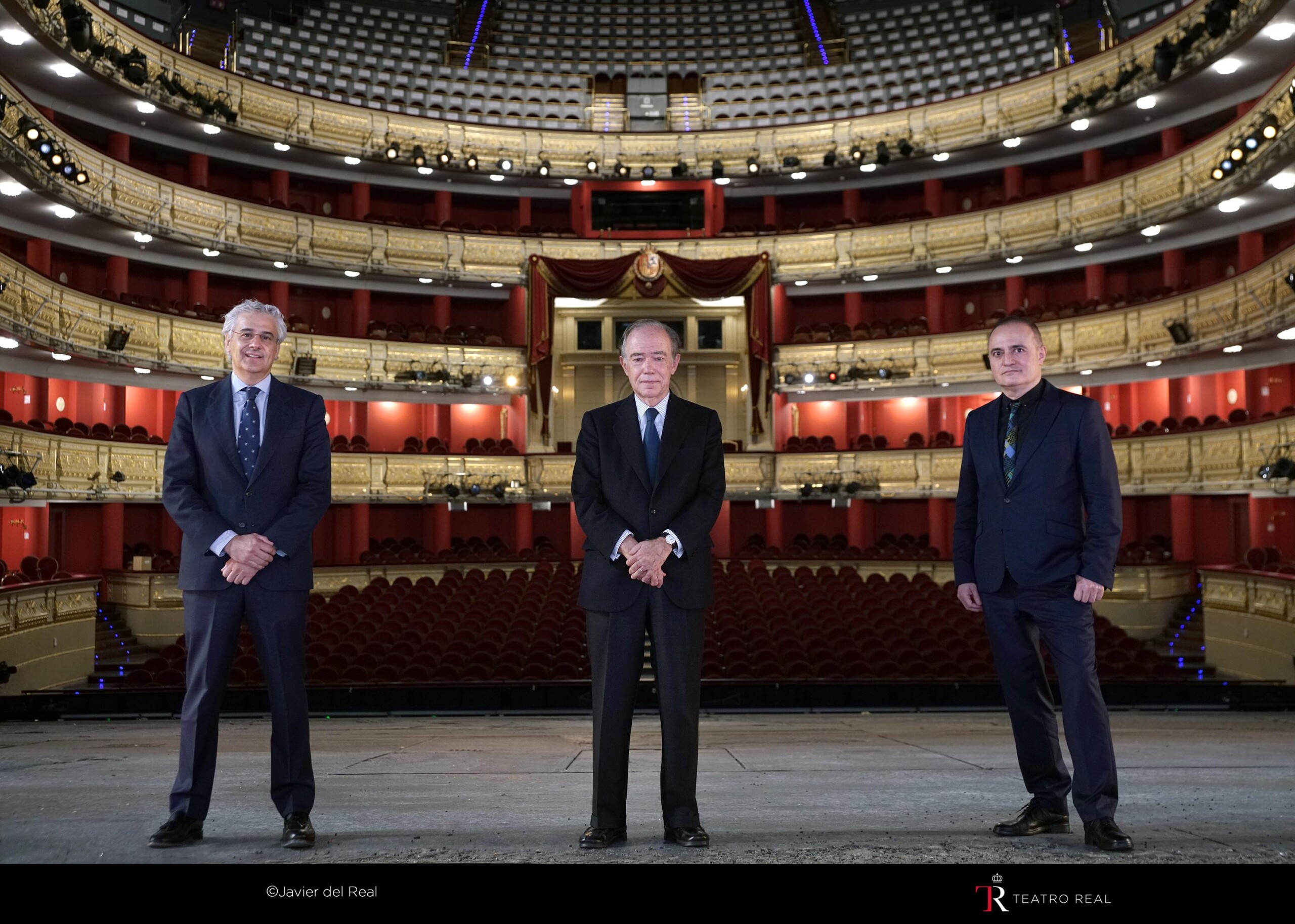 Ignacio García-Belenguer, Gregorio Marañón y Joan Matabosch, en el imponente escenario del Teatro Real. Foto: Javier del Real.