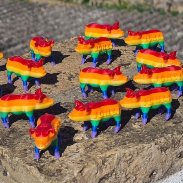 Miles de cerditos celebran el Orgullo en Chueca con la acción artística de JONZIOMAN 'La Marranada Ibérica QPlus'