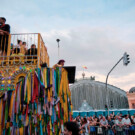 La carroza Orgullo de Pueblo en el MADO