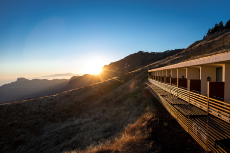 Verás como el sol se oculta tras los montes desde el Parador de Cruz de Tejeda.
