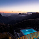 Vistas de la piscina junto a las montañas.