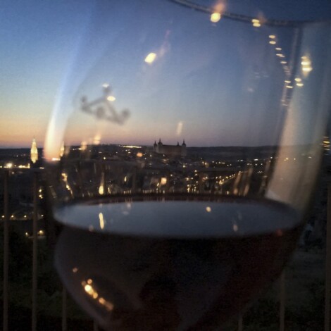 Te proponemos un plan: una copa del mejor vino con estas vistas en el Parador de Toledo.