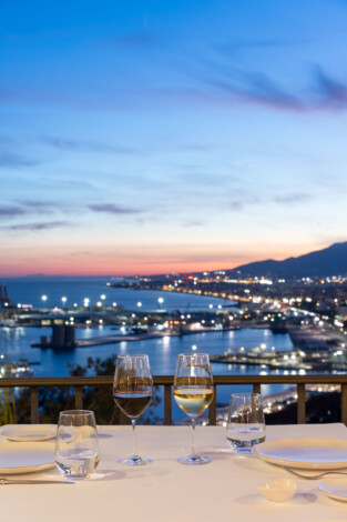 ¿Has visto las increíbles vistas que tendrás desde el restaurante del Parador de Málaga Gibralfaro?
