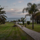 Los jardines del Parador por donde podrás ir hasta la playa.