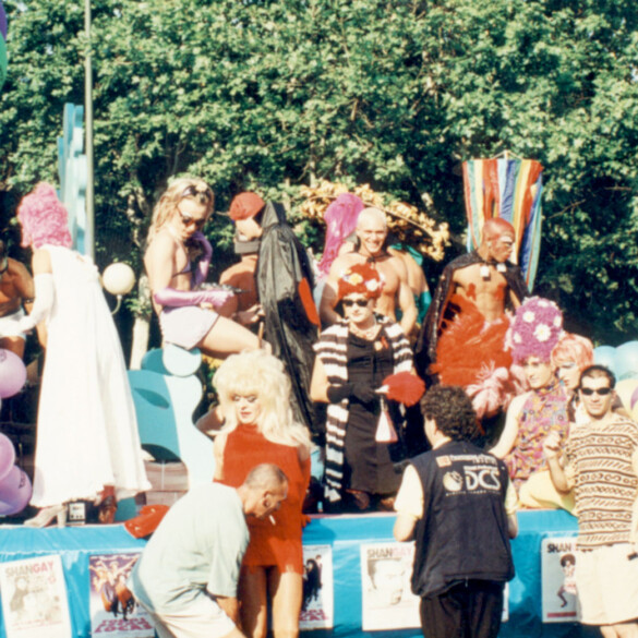 Las (históricas) fotos de la primera carroza del Orgullo de Madrid: la de Shangay en 1996