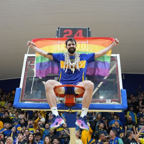 Sebastián Vega celebra la victoria en la Liga de baloncesto argentina con una bandera LGTBIQ+