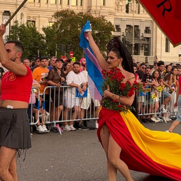 Marquesa Manresa resignificó los símbolos tradicionales en el Orgullo de Madrid con 'Spain is queer'