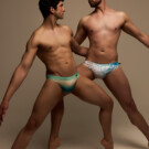 Izda. Bañador <a href="https://escollection.es/es/" target="_blank" rel="noopener">ES COLLECTION</a> | Dcha. Bañador <a href="https://www.aussiebum.com/" target="_blank" rel="noopener">AUSSIEBUM
