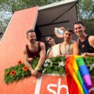 Gritando amor desde la carroza del Orgullo de Madrid.
