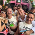 Gritando amor desde la carroza del Orgullo de Madrid.