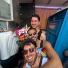 Gritando amor desde la carroza del Orgullo de Madrid.